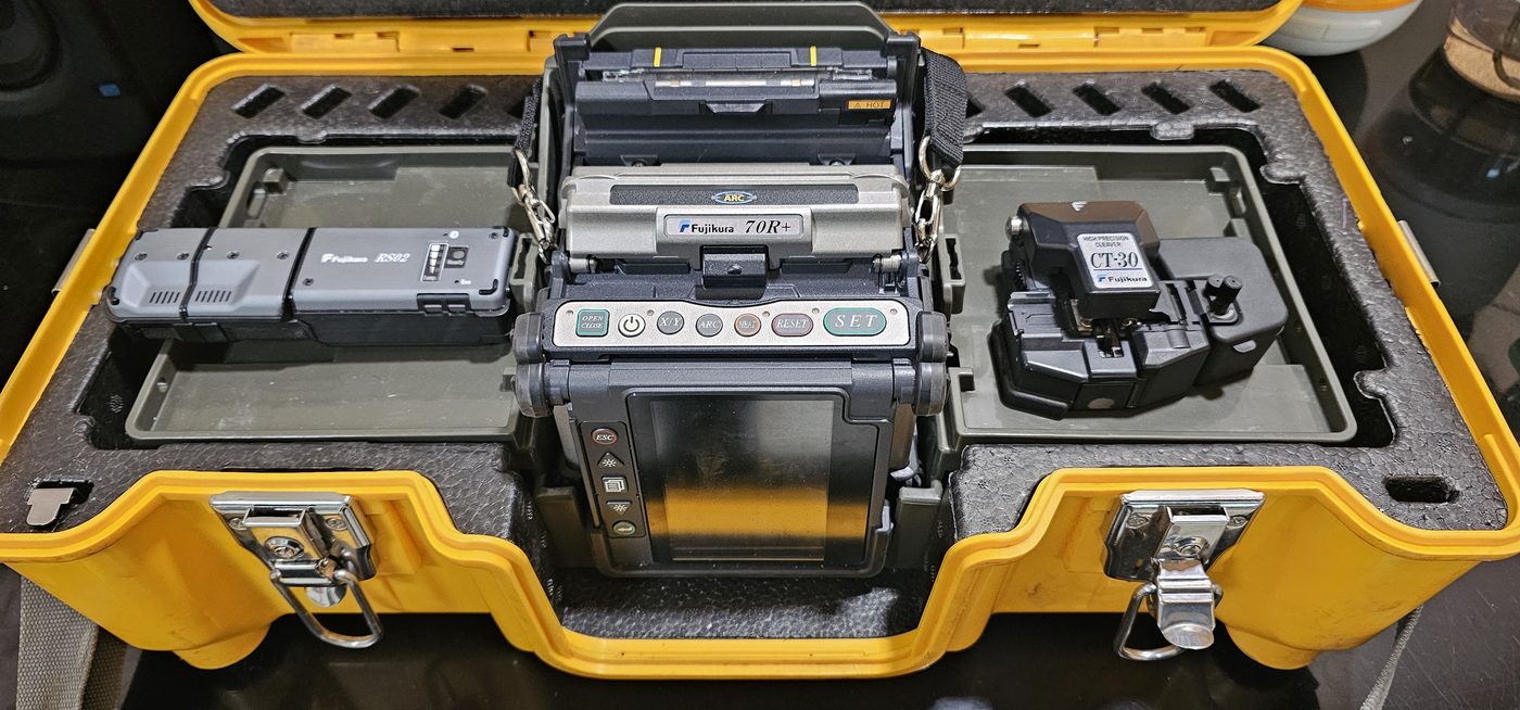 Fujikura 70R+ ribbon fusion splicer in case