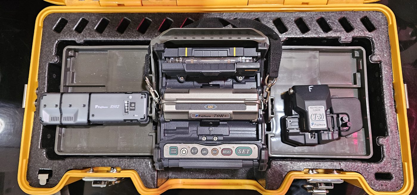 Fujikura 70R+ with cleaver and consumables