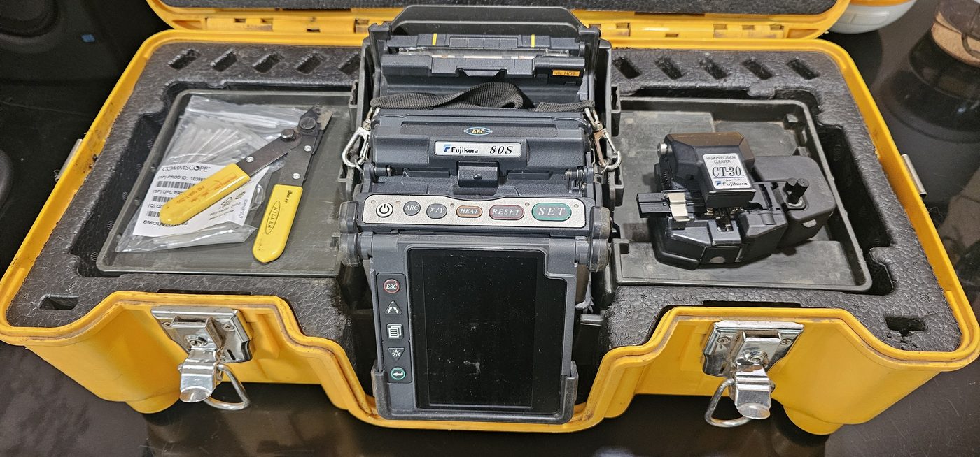 Fujikura 80S single-fibre fusion splicer in case