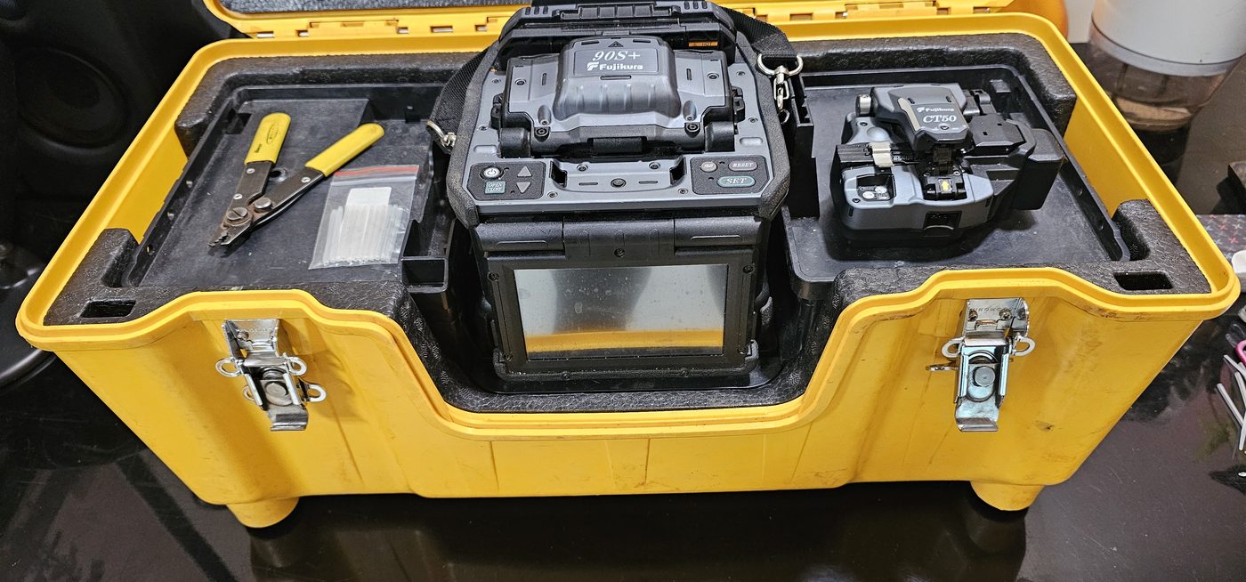 Fujikura 90S+ single-fibre fusion splicer in case